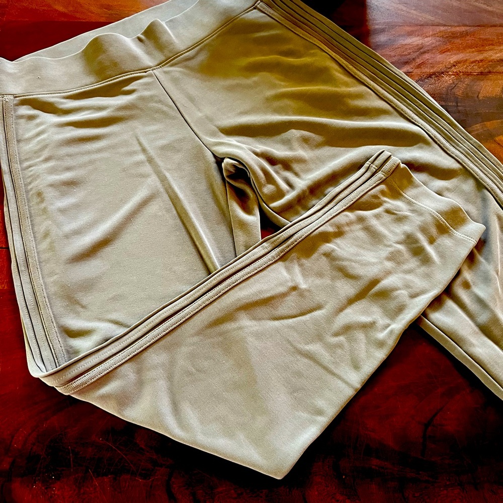 Barely worn yoga/ athletic / lounge pants. Great condition !